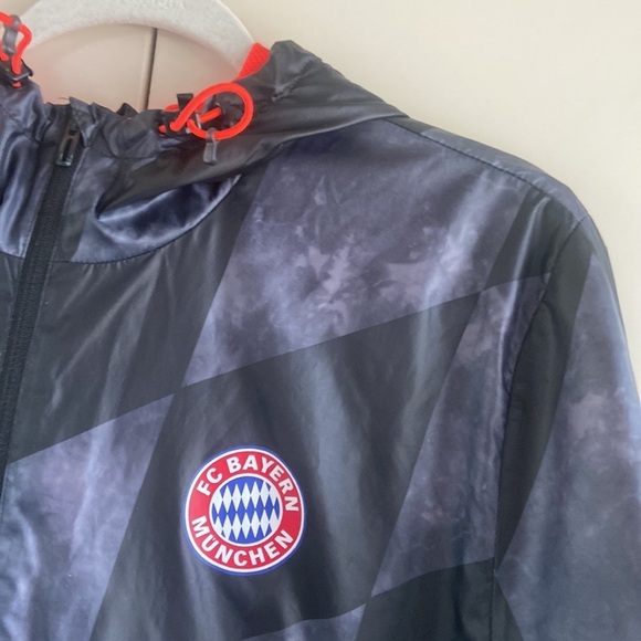 Adidas Bayern Munich Windbreaker - Picture 6 of 15